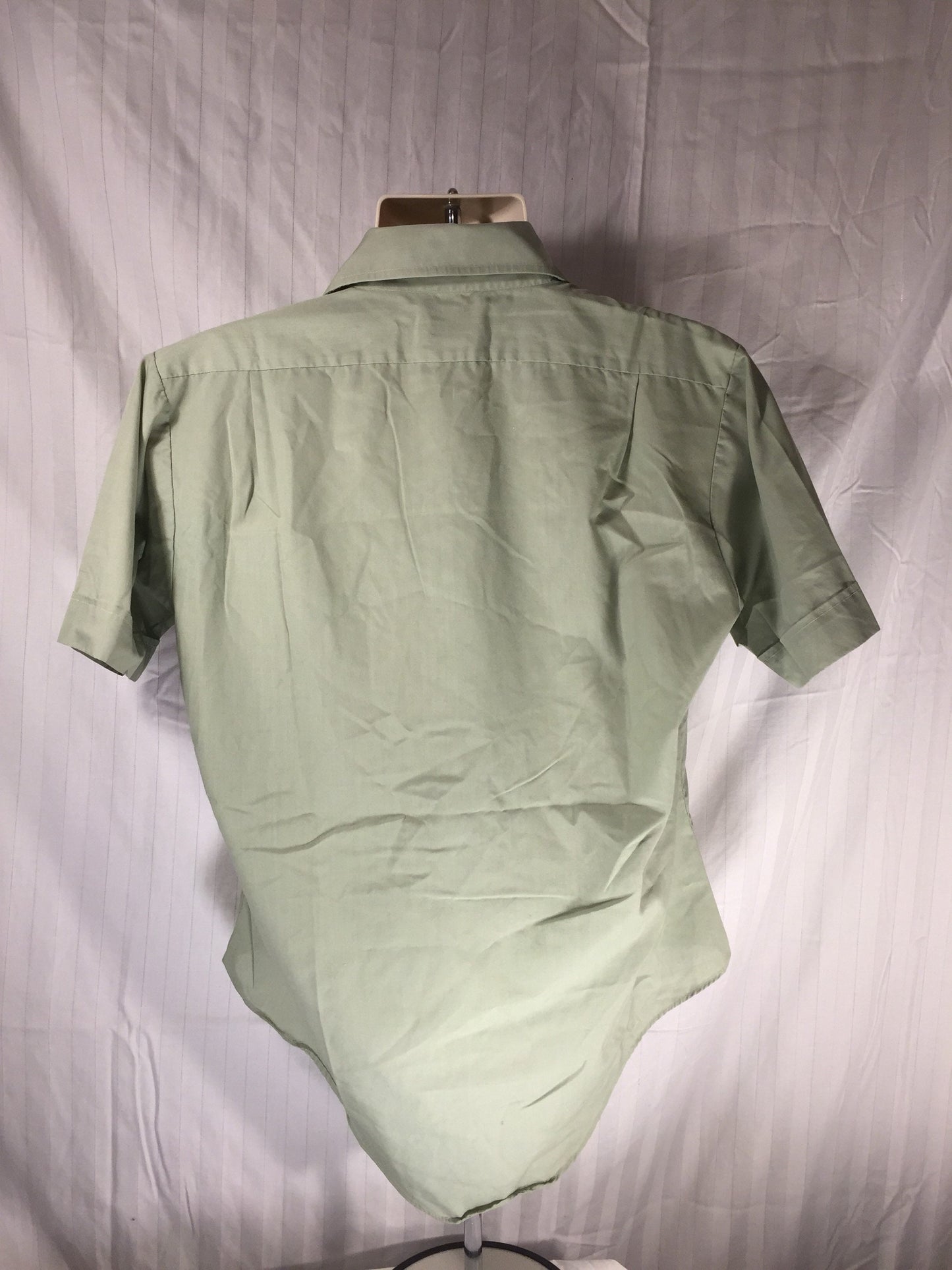 Vintage 70s // Sir Walter Green Casual Shirt // 65 Poly 35 Cotton // RN 42000 // Made in Korea // Sage // Sage